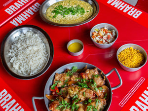 Coxa e Sobrecoxa Desossada, Angu de Milho, Arroz Branco, Saladinha de Gueroba, Farofa de Milho e man