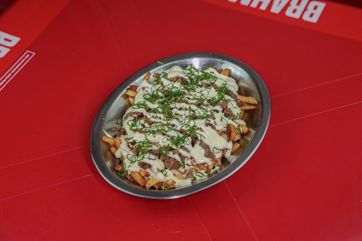 Batata Frita com Carne de Panela Desfiada e catupiry de queijo manteiga