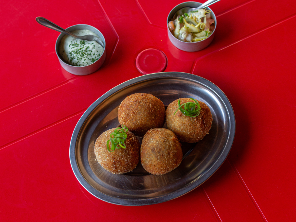 Porção de Bolinho de Carne de Panela com "Requeijao Moreno" (4 Und)