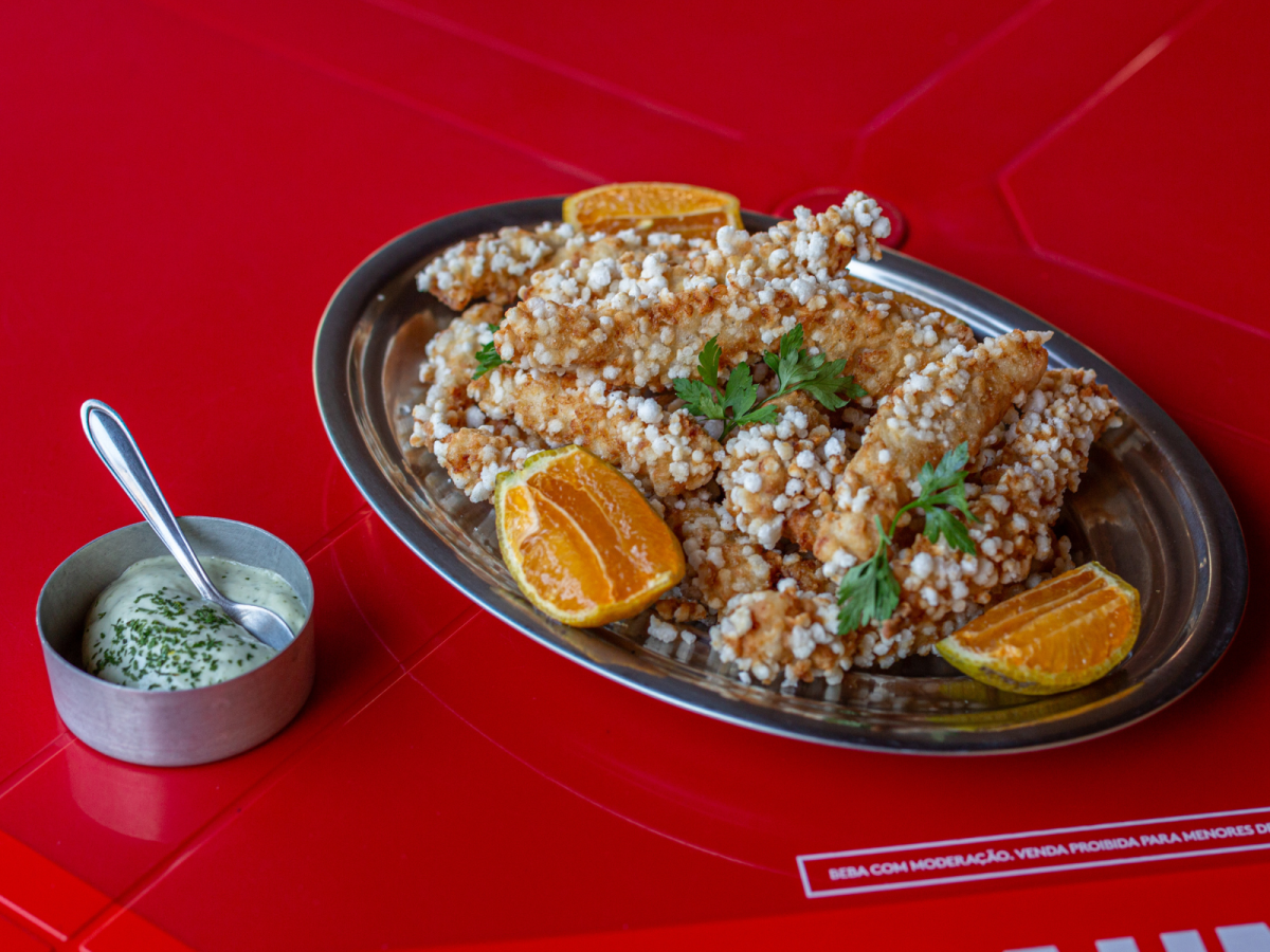 Isca de Peixe Empanada com Tapioca Flocada